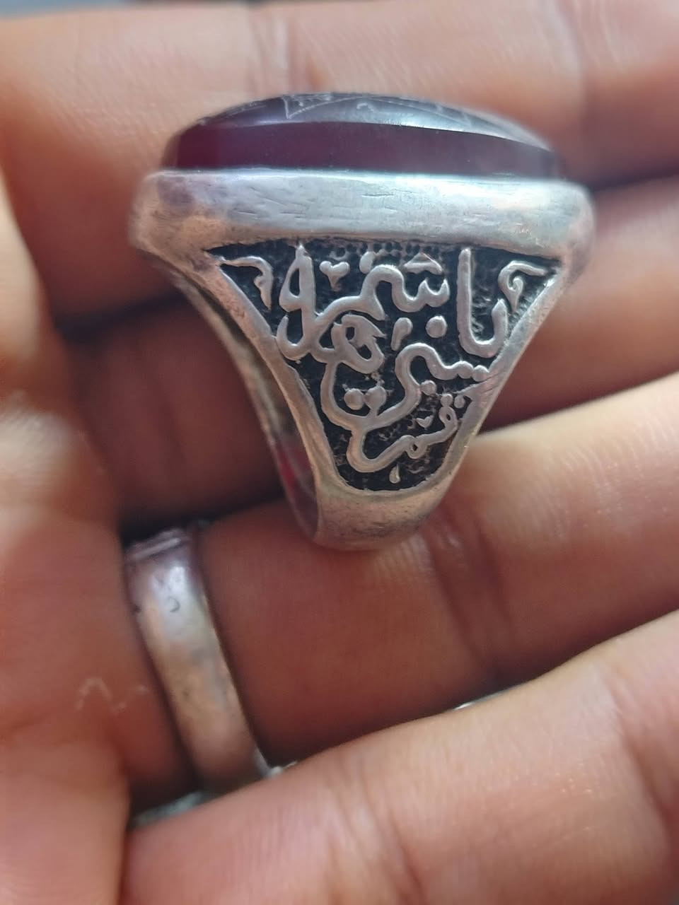 السلام عليكم احبائي محبس يماني قديم مطلسم للتحصين والحفظ صياغه ثقيله مصور اسم محمد صلى الله عليه وسلم العوان بغداد شراي اهلن وسهلن رقم الهاتف ***********
