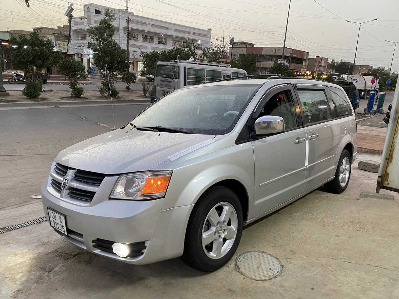 السلام عليكم 
للبيع دوج كرفان 2009 sxt سيارة جديدة مكينة 3,800 محرك وكير جدد حادثها الجاملغ الامامي الايمن مبدل بدون لغود ومصبوغة حزام درجة اولى تبريد 3 قطع ثلج وتحكم منفصل ومنظومة كاملة كلها جديدة صدر خلفي وامامي وتخم تاير كله جديد بيبان كهرباء فرس سقف وفرس ارضي كشنات بلع ومنفصل هوك خلفي مكاني بغداد الحسينية 
للأستفسار: ***********
السعر : 108 وبيها مجال قليل
