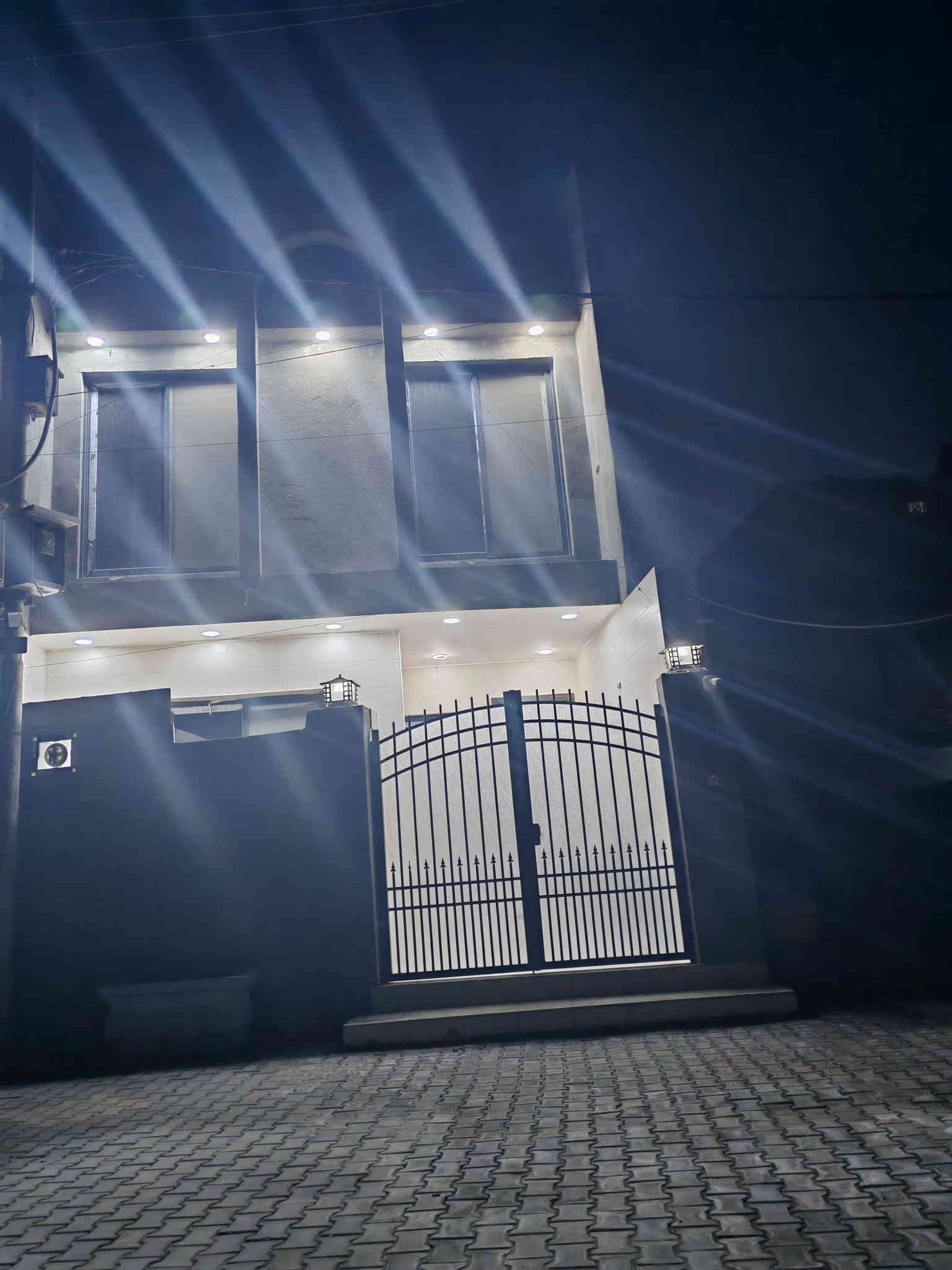 بيت 112 متر يقع على شارع تجاري ٤٠ متر الرئيسي في الشهداء نهاية شارع معمل المرور
طابقين فول مواصفات
الطابق الأول /استقبال ومطبخ وصاله وغرفه وصحيات داخليه وخارجيه
الطابق الثاني /٣ غرف نوم وصحيات
تأسيسات كهربائيه وصحيه وكاميرات درجة أولى /أبواب قاصه تركي /شبابيك سلايد دبل عازل /سطح شتايگر
السعر /المشتري يدفع ١٤٠ مليون مقدمة والإسكان يحول عليه يعني بدون الإسكان
موبايل /***********
