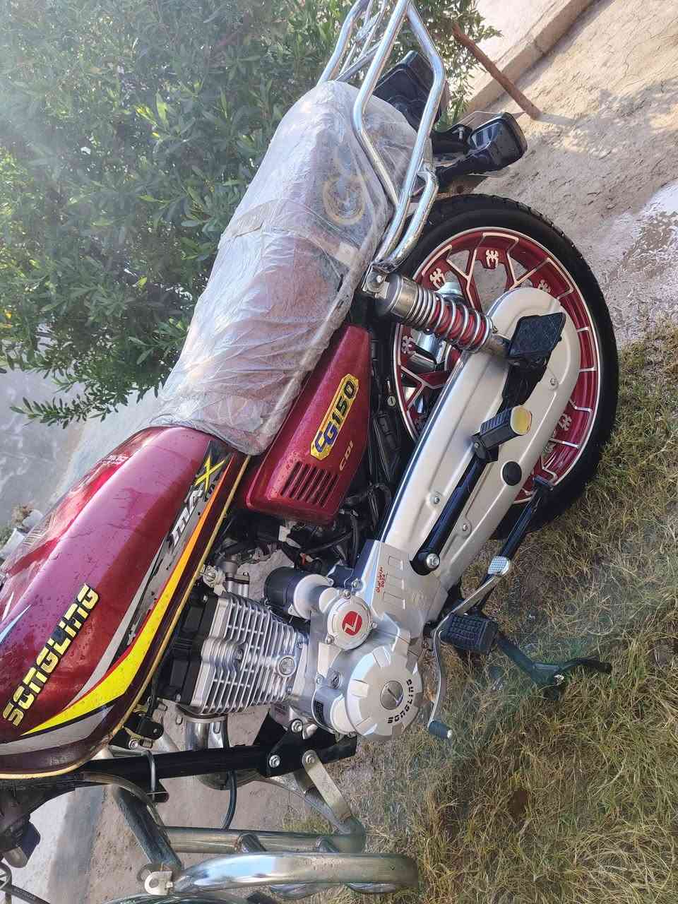 سلام عليكم دراجه إيراني موديل ٢٠٢٤ طالعه نهايه سنه ما مفتوح المحرك بعدهه جديده ***********
