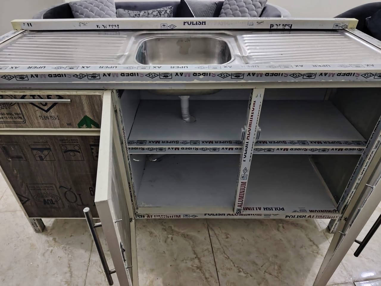 سنك مع ملحق كاونتر ثلاث ابواب كبار مع جرار
 نظيف جدا للبيع 
السعر/ ١٠٠ الف
للاستفسار : ***********
