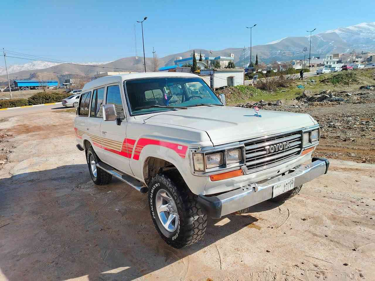 دكس ١٩٨٧ مه كينه 3Fئا رم بلا ستيك سليماني به شه رتي كير و مه كينه ده بل ئه كسل بي مه سرو ف هه مو كيجه كا ني ئيش ده كات جوا ر تا يه جه بلي 25كه لا *********** هه لبجه شه هيد ***********
