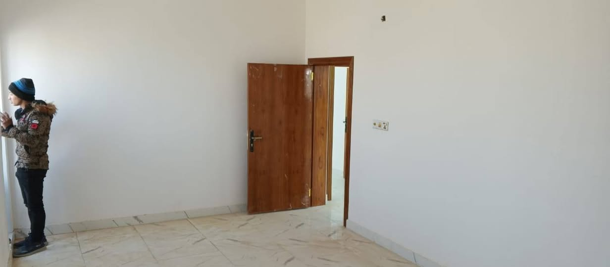 السلام عليكم ورحمة الله وبركاته
شقة للإيجار مساحه 100متر غرفتين وصاله كبيره ومطبخ وصحيات +سخان وتانكي مي.. ع الشارع الرئيسي مال علي الظاهر ***********
