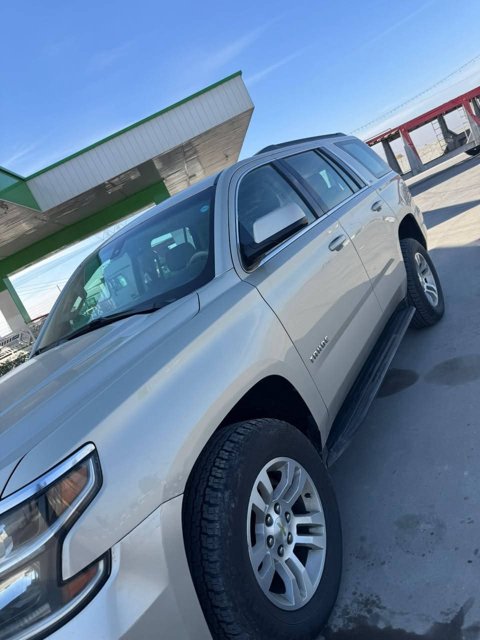 السلام عليكم ورحمة الله عندي تاهو للبيع ٢٠١٥ لون ذهبي رقم سليمانية دولي وكالة المنصور بيها حادث بالعراق باب خلفي عكس السائق بدون دواخل وبدون ايرباك السيارة بحالة جيدة جدا (كير ، محرك ، حدادية ، اطارات ، بطارية) بشرط كفالة كراسي قماش بدون فتحة سقف الصندوق يدوي فئتها LS السيارة بيها بارد شي قليل وشرط السونار السعر ٢٩٠٠٠ الف دولار مكلف بالنشر ورقم صاحب السنوية م . احمد *********** واتساب مكان السيارة بغداد - المحمودية تحويل مباشر تريد وكالة تريد سنوية
