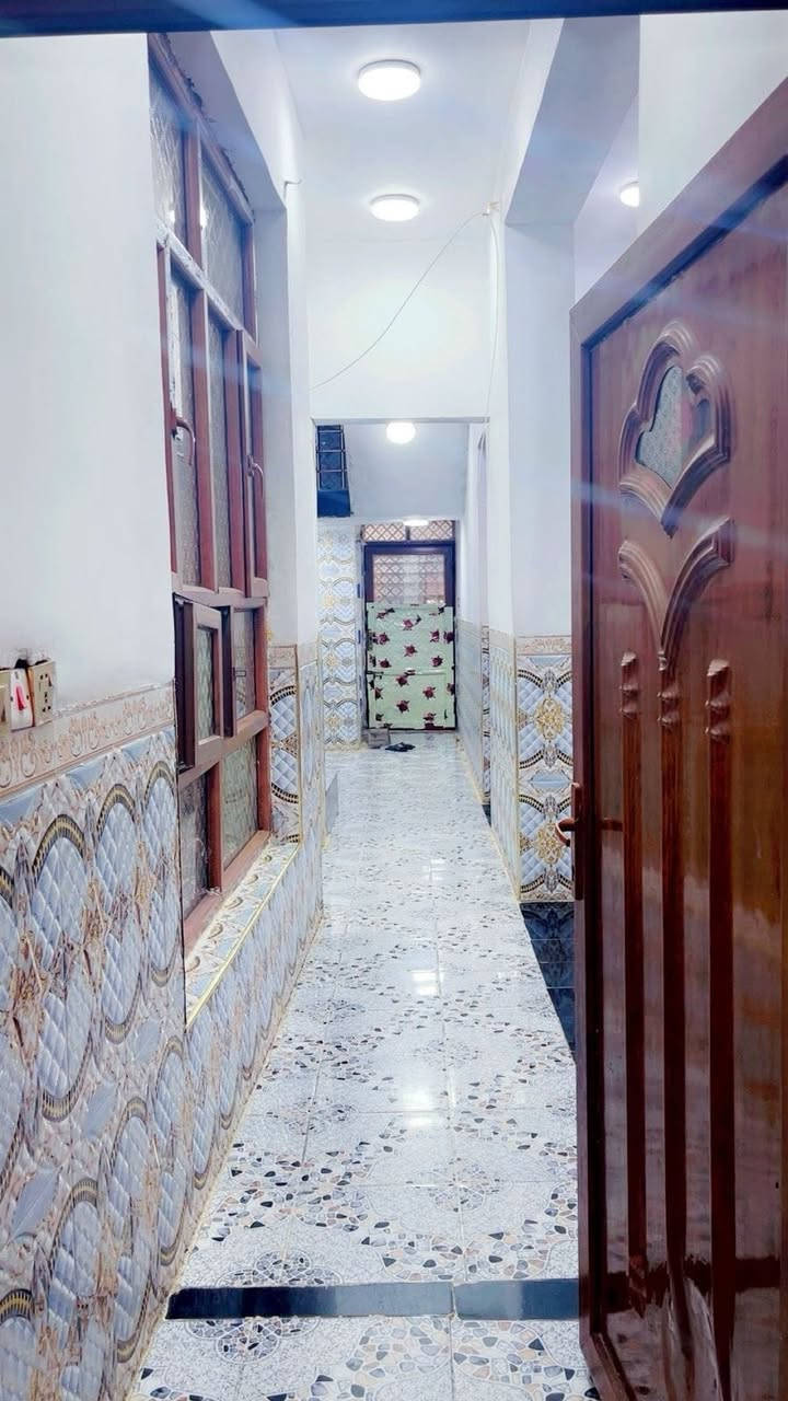 دار طابقين مسلح في الجمعية طابو صرف
قرب مدرسة خالد بن الوليد 
المساحة/ 175 متر
الوجه/ 7.10 متر
الشارع/ 10 متر تبليط
* البناء حجر وسمنت سنة 2023 *
الدار يحتوي على/
اربع غرف نوم وصالتين ومطبخ
واربع مجمعات صحية ومناور عدد 2
* الارضية سيراميك
* المطبخ والصحيات فرفوري
* حزام سيراميك 1.20 متر
السعر/ 185 مليون وبيه مجال
للاستفسار 
مكتب ابو مصطفى للعقار في الرمادي حي المعلمين 
قرب فلكة الفرسان مقابل مصرف الخليج التجاري 
هاتف 
محمد  ***********
مثنى  ***********
ابو مصطفى ***********
يتوفر (واتساب) على نفس الارقام
