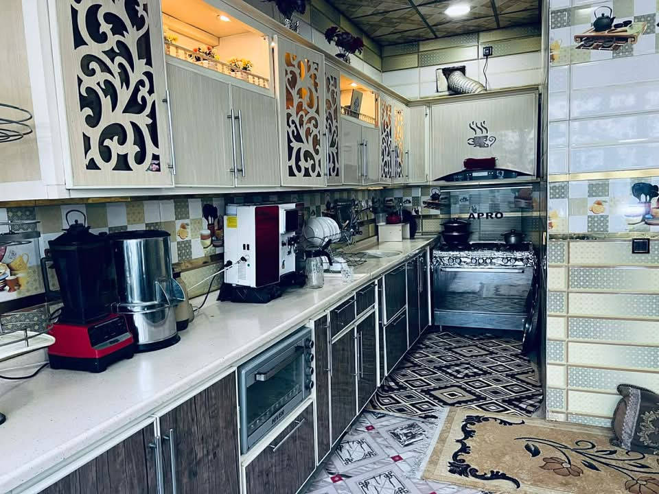 بيت للبيع البراكيه شارع المطار القديم قرب صيدليه الصفا المساحه 200 متر طابقين 5 غرف نوم صالات عدد 2 استقبال طارمه حمامات 3 مطبخ حار وبارد سند 25 واقرار محكمه 
السعر 110وبي مجال ‭0781 467 0036‬
