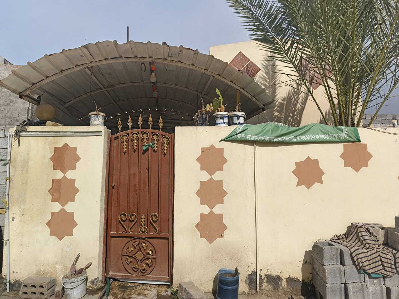 السلام عليكم بيت للبيع  حي الأمين  قريب عل شارع ٤ دقايق شارع الصيدليه زين العابدين بنا طابوك نص وبلوك نص ٢٠٠ م تصال عله هذة رقم ***********
@إشارة
قاسم التميمي
