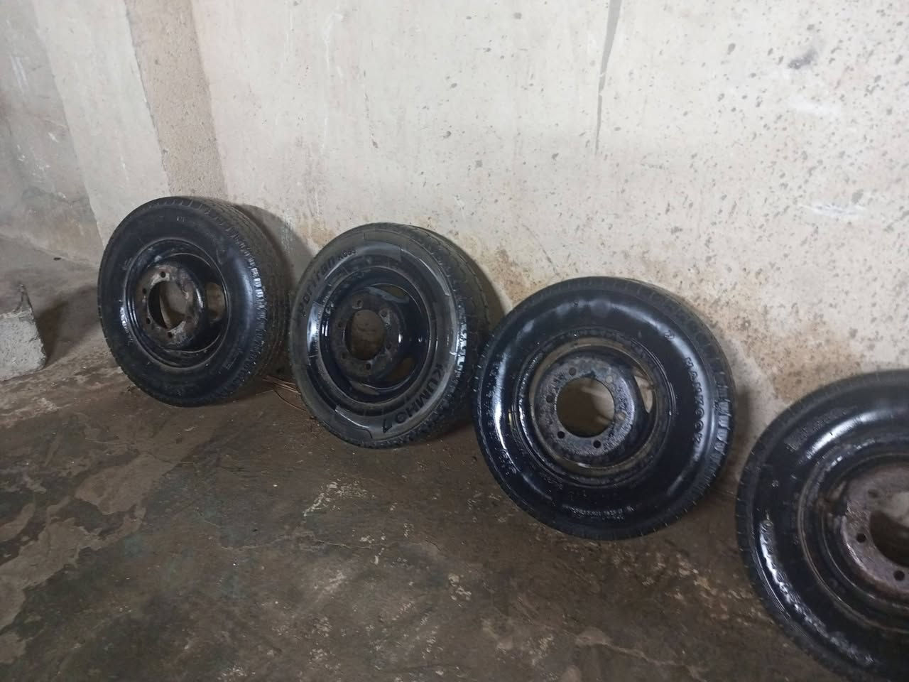 السلام عليكم للبيع  تاير العدد 5
حجم 13 في كوت حي الحكيم 
***********.  سعر خاص
