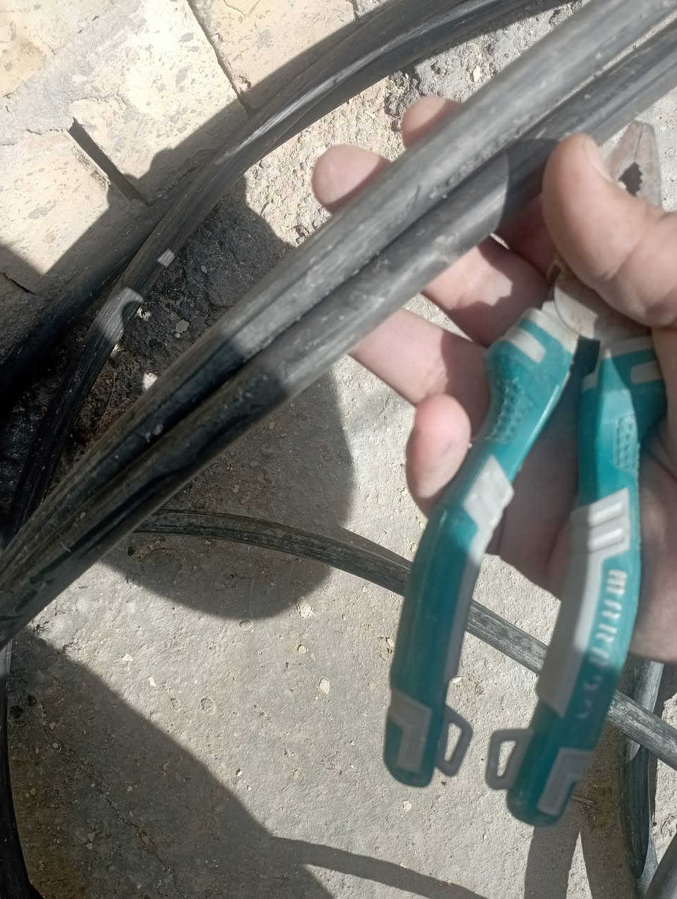 السلام عليكم ورحمه الله وبركاته
كيبل 6.5*4 الاصلي شرط درجه اولى مستخدم قليل 
واسلاك كهرباء أيضاً للبيع
للاستفسار ***********
