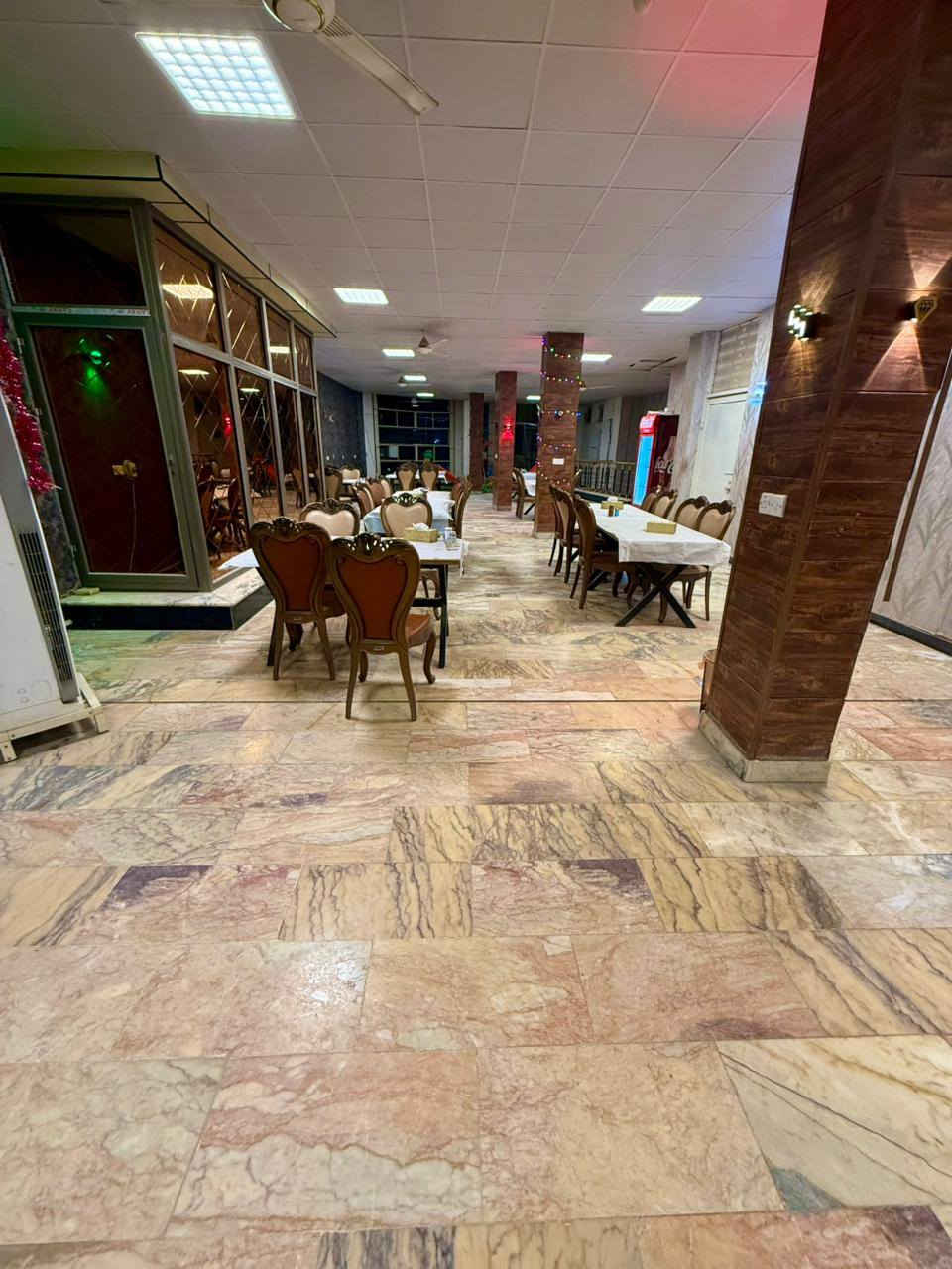 سلام عليكم ..
مطعم للبيع كامل مكمل . واردة اليومي خير من الله
 سبب البيع عدم التفرغ ..
يتكون من بنايه 3 طوابق مكان مميز جدا صاله خاصه للعوائل مع صاله العاب للاطفال  بالاضافه الى الصاله الرئيسيه  .. للاستفسار والتواصل واتساب على الاقام التاليه 
‪0788 790 8722‬‏
***********
