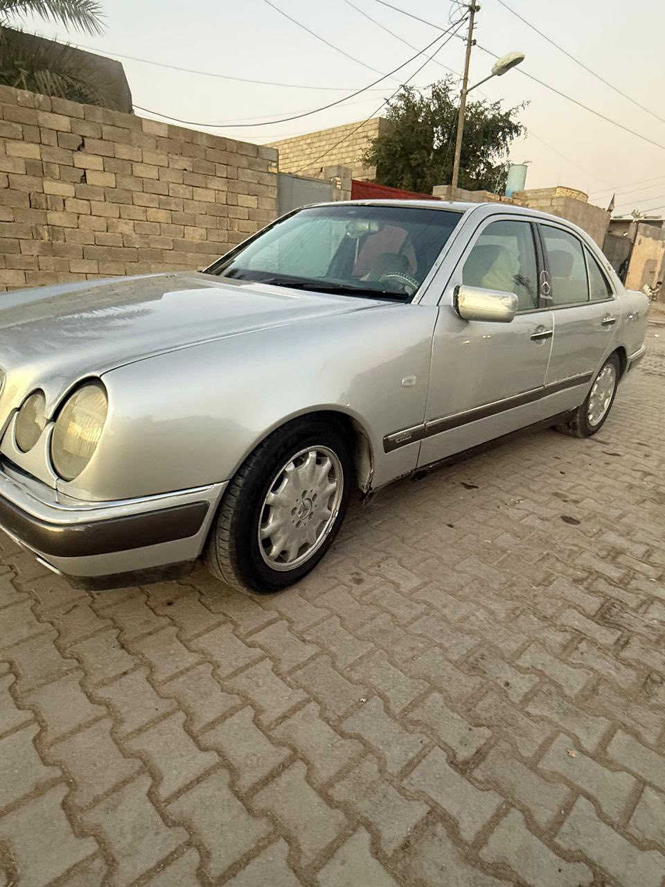 سلام عليكم مرسيدس ام عيون  سياره  صبغ عام  السياره نضيفه محرك جديد  كلشي شغال بيهه تبريد بس غاز للعلم ماكو ليك بس من بدلنه المحرك طار الغاز  رقم ذيقار السياره كلش حلوه السعر 80$ورقه وبيهه مجال  هذا رقمي ***********
