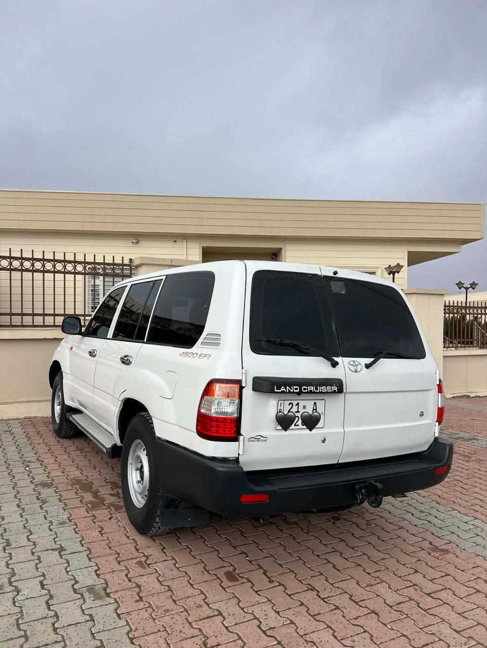 تۆیۆتا لاندکروزەر مۆنیکا مۆدێل 2001 فوول عادى G،٣٣٠ هەزار رۆشتووە،سوکان ئێرباگ،سەنەوی تازەیە تا 2029بەناوی خۆمەوەیە،٤تایەی لۆکی لەژێرە،هەزەی تازەیە،پارچەیەک و دوو پەڵە بۆیاخی هەیە بێ ناوگرتن جێ لەزگەی کارتە،کتابی جام ڕەشی لەگەڵە،گێرو مەکینەو ئەکسل بەشەرت ،تەحویل خەرامە بەشەرت،چرکەی تێدا نیە، تەبرید ساردو گەرم 
0771 591 6060
