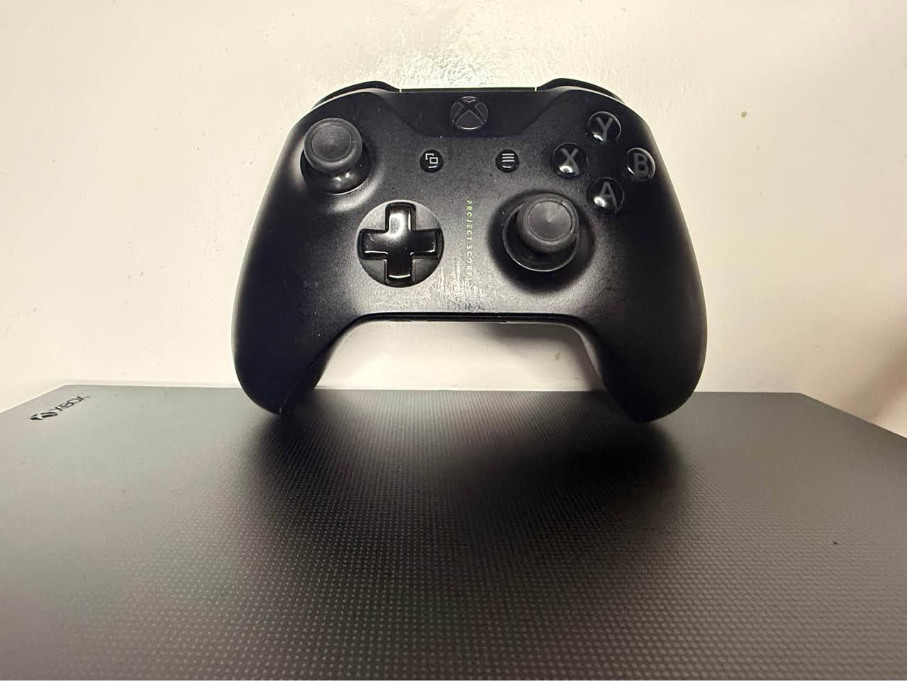 السلام عليكم اكس بوكس سيريس اكس باندل ذاكرة 1000 كيكا لووك نضافه 100‎%‎ مابي اي مشكلة جوستكه وكل ملحقاته موجودي ويحتوي على 7 العاب قويه انطي شرط الفحص والضمان مابي اي مشكلة .
السعر 185 الف وبي مجال للشراي مكاني كركوك والتوصيل موجود لكل المحافظات ورقمي *********** يتواصل وياي وخادم للطيبين . كركوك, العراق
