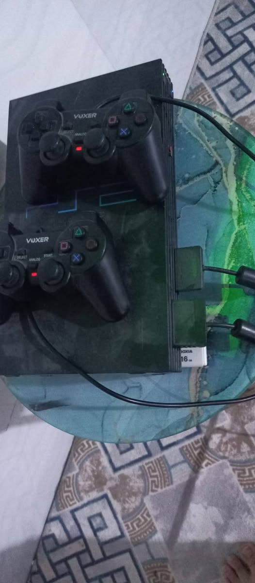 سلام عليكم بلي ستيشن 2 جديد  شغال سعره 50الف رقم الهاتف. ***********
