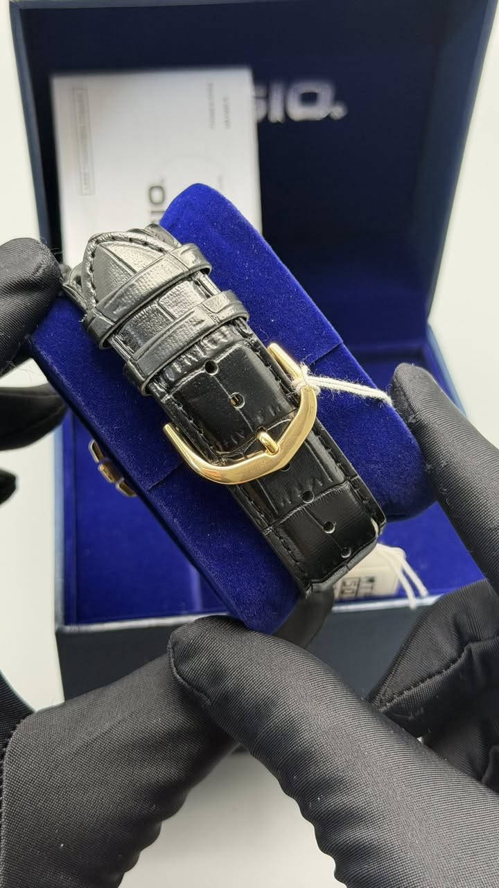ساعة CASIO الأصلية
تصميم أنيق بإطار ذهبي وسير جلد أسود يمنحك مظهر كلاسيكي فاخر يناسب جميع الأوقات.

المواصفات:

* حركة Quartz أصلية عالية الدقة
* مقاومة للماء WR50
* عرض للتاريخ
* إطار ذهبي أنيق مع واجهة سوداء فخمة
* سير جلد مريح وعملية للاستخدام اليومي
* أصلية مع العلبة والكتيب
* إمكانية الفحص قبل الاستلام

السعر: 85,000 دينار عراقي

للتواصل والاستفسار واتساب:
***********
