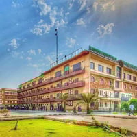 يتوفر خط خصوصي للنقل الطالبات او الموظفات من بغداد/جانب الكرخ/الحريه ا...