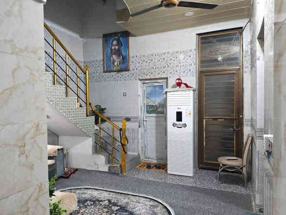 السلام عليكم دار للبيع طايو صرف مساحة البيت 100م مربع يناء حديث درجة اولى اي نقص مابيه طابق ونص السعر 130 مع المجال ***********  حي الغدير
