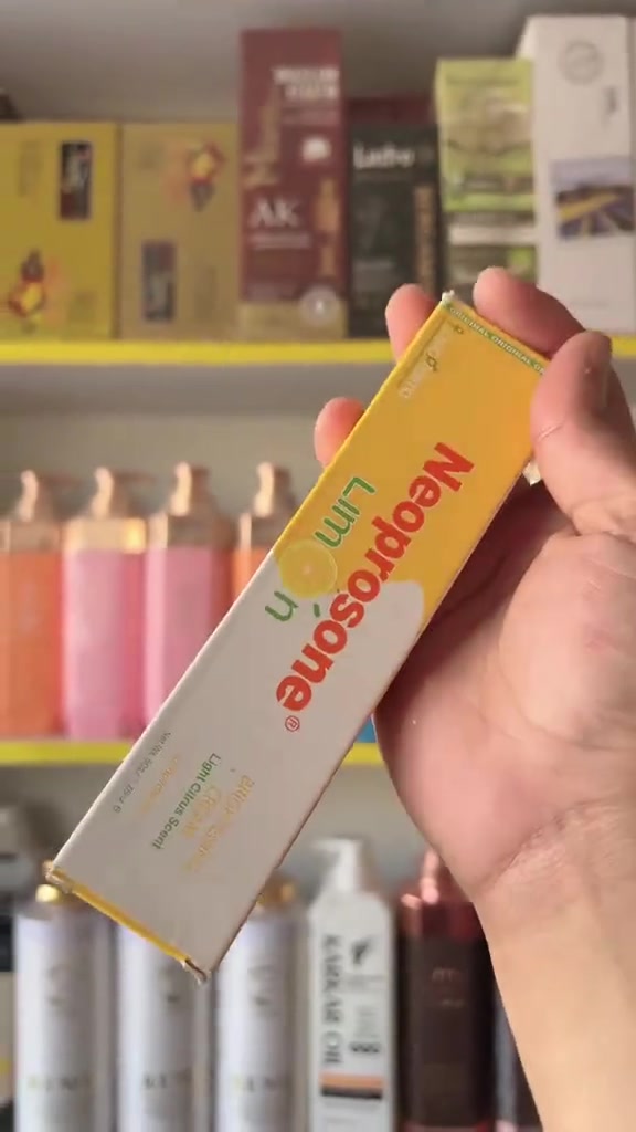 ⁨ 
🍋عصارة نيبرسون بالليمون 🍋
✨كريم نيبرسون ليمون للتفتيح هو منتج للعناية بالبشرة يهدف إلى توحيد لون البشرة وتقليل ظهور البقع الداكنة. يتميز بتركيبة خفيفة ورائحة حمضيات منعشة

✔️ نوع مادة العصاره جل تعتبر  
✔️من افضل المنتجات لعلاج الكلف والنمش القوي بالبشرة والتصبغات الجلديه والبقع والاسمرار 🌚وتبيض البشرة 
✔️وتعتبر مفتح طبيعي لاسمرار البشره الناتج من اشعة الشمس 🌞✔️كذلك تعالج اثار حب الشباب والاكزمة والطفح الجلدي والحكه والتحسس
✔️مكوناتهه طبيعيه وخاليه من الزئبق والكورتزون🔥🔥

✅ صابون Neoprosone Limon Complexion Cleansing Bar. 
يحتوي على خلاصة الليمون المعروفة بخصائصها المشرقة.
يعمل على تنعيم البشرة دون الإفراط في تجفيفها. يساعد في تقليل ظهور ندبات حب الشباب، والعيوب، والبقع الداكنة.يحتوي على حبيبات المشمش المنشطة لتقشير لطيف.
✅😍استعمال العصارة
✅ غسل الوجه في الصابونة طبيه بعد ذلك تستعمل العصارة نيبرسون للوجه فقط في الليل قبل النوم وصباحا تغسل
#الاصلي المنشأ لبنان  🇱🇧💯


**إذا كنت صاحب هذا الإعلان وتريد حذفه لأي سبب، رجاءا أرسل رسالة إلى الدعم الفني**