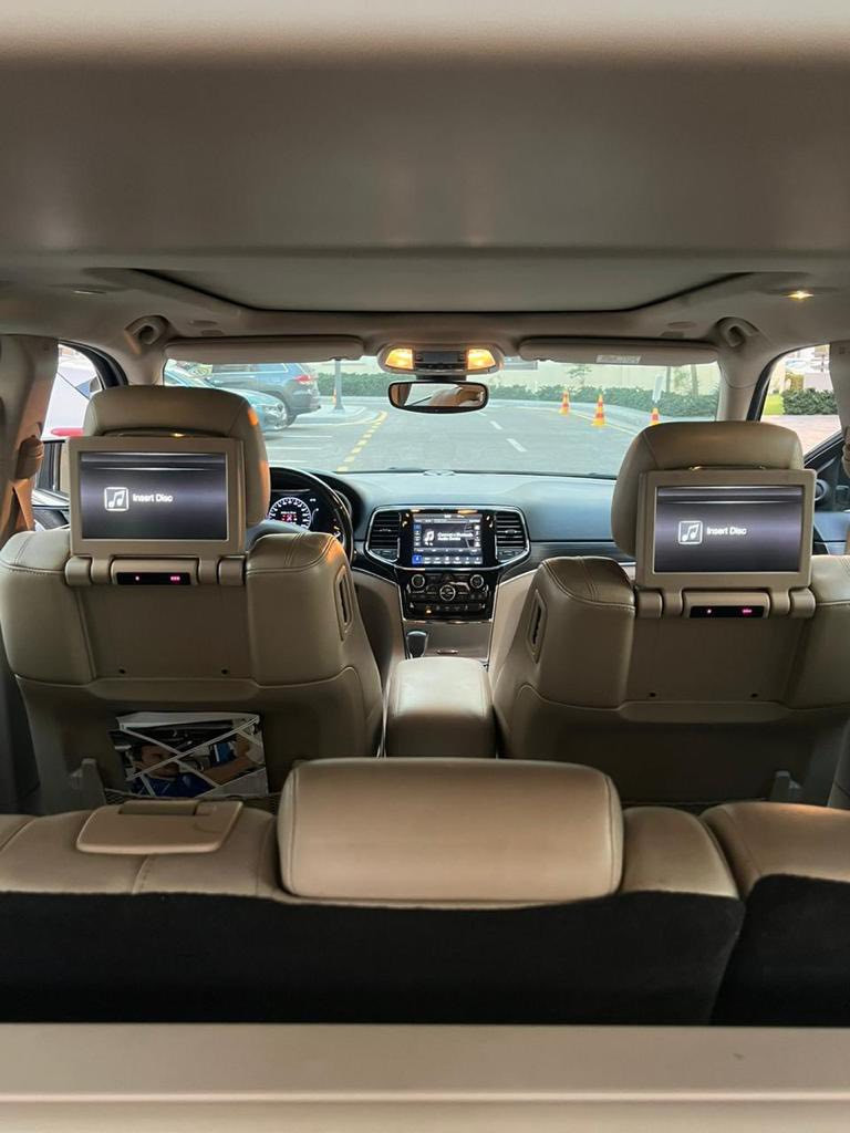 سلام عليكم 
جيب كراند شيروكي 2019 خليجي ليث العبيدي للبيع رقم بغداد
لمتد بلص  فوول للاخير عده الجكات 
المواصفات 3 شاشات بنوراما نقط عمياء حساسات امامي خلفي كشنات ميموري جلد تبريد وتدفئه بلكشنات وتدفئه ستيرن صندوك كهرباء مري قلابه بصمه شفتات ستيرن مانع انحدار اوتو ستوب فور ويل تحكم ماوس رادار خلفي توقف ذاتي زراك لايتات جنطه المعدات كامله بعدها ممفتوحه السياره ماشيه 95الف كيلو وقابله للزياده السياره مكفوله كفاله عامه ومن البارد  السعر 285  ورقه وبيها مجال بسيط
مكانها بغداد البنوك ***********
