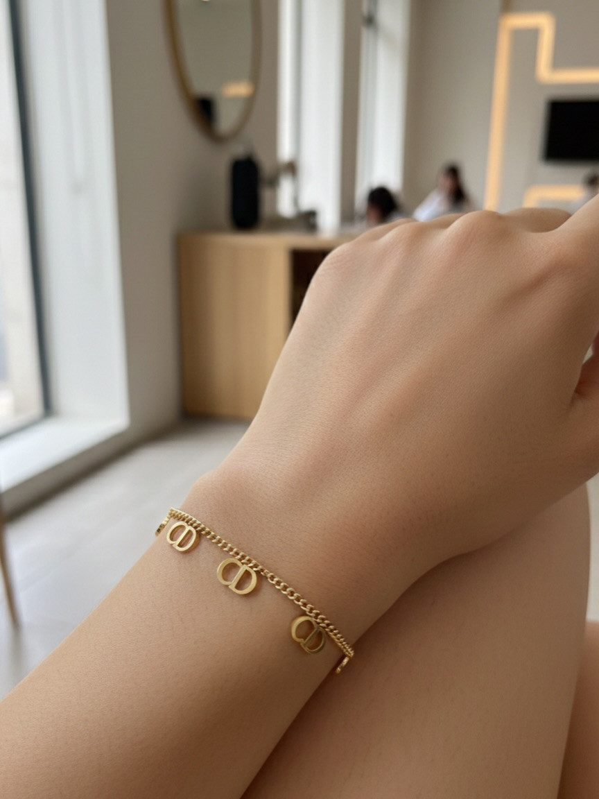 ⁨ 🦋✨ 
لمسة رقيقة تحكي أناقة هادئة وتفاصيل تُعشق من النظرة الأولى 💛 
مثالي لكل إطلالة ناعمة ومميزة 
توفرت مجموعة سوارات بتصميمات عصريه وراقيه 
سعر القطعة 4،750

#اكسسوارات #سوار #اناقة #ذهب #موضة نعومة⁩


**إذا كنت صاحب هذا الإعلان وتريد حذفه لأي سبب، رجاءا أرسل رسالة إلى الدعم الفني**