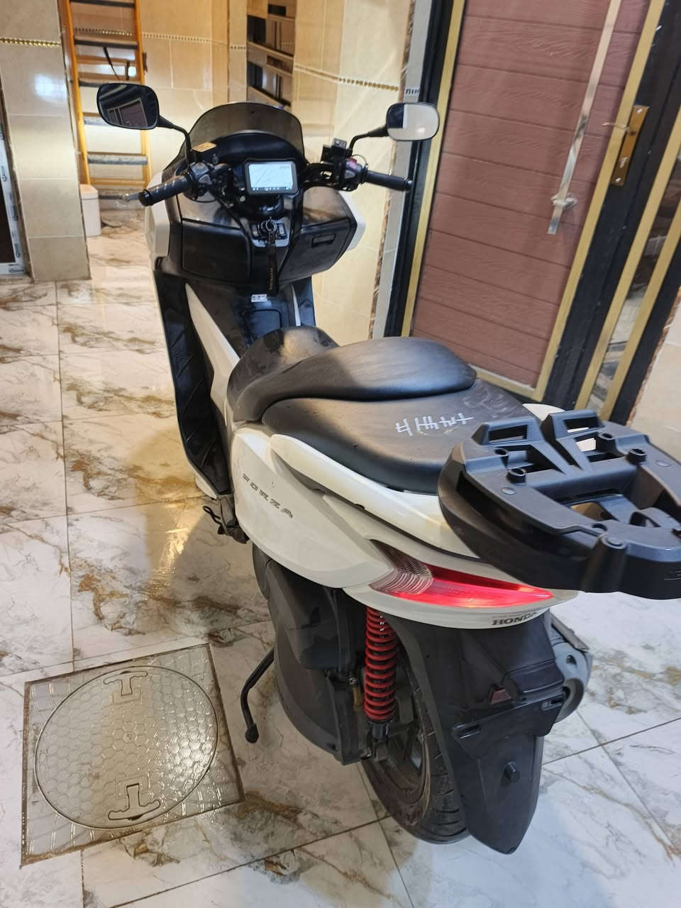 السلام عليكم فورزا 0/12/ جديده بعنى الكلمه نضام اي بي اس مانع انزلاق شاشه جي بي اس يدات هيتر سويج سكيورتي لايت زنون قبل شهرين نازله من الرمبه سعره ١٨ وليحب يتصل مكاني بغداد***********
