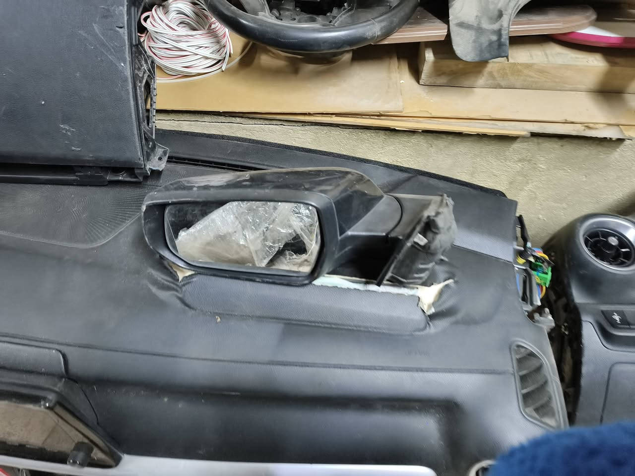 السلام عليكم مازده تفصيخ أصلي لايت زنون أصلي صفحه الأيسر للبيع مع مرايه جانبيه إلي يحب يتصل***********
