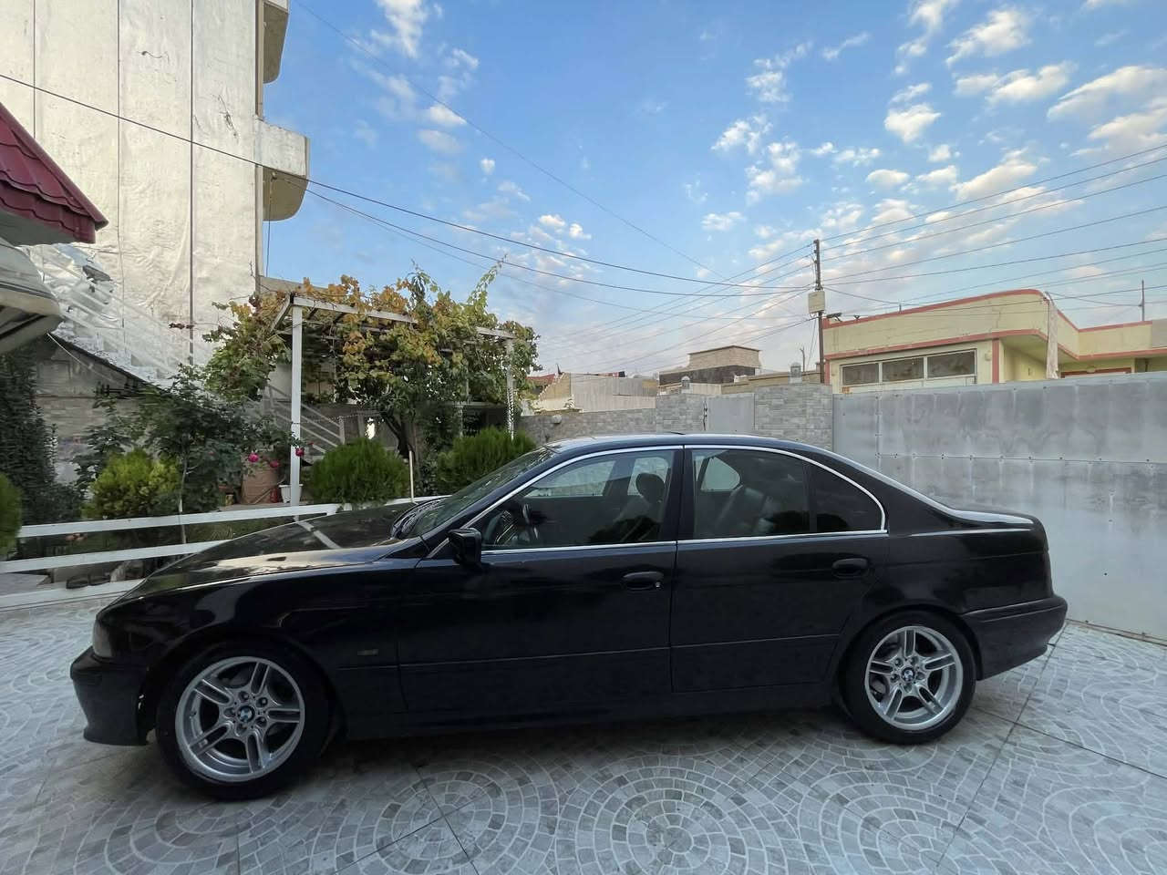 سەرەتابەناوی خوای گەورەو میهرەبان BMW E39مۆدێل٩٨  مەکینە 528i گێڕومەکینە بەشەرت تەقەوڕەقە بەشەرت 
کوشن جڵدوکارەبای ٤تایەو ویلی لۆکی لەسەرە 
0772 526 4902
ئەدمین🥰
