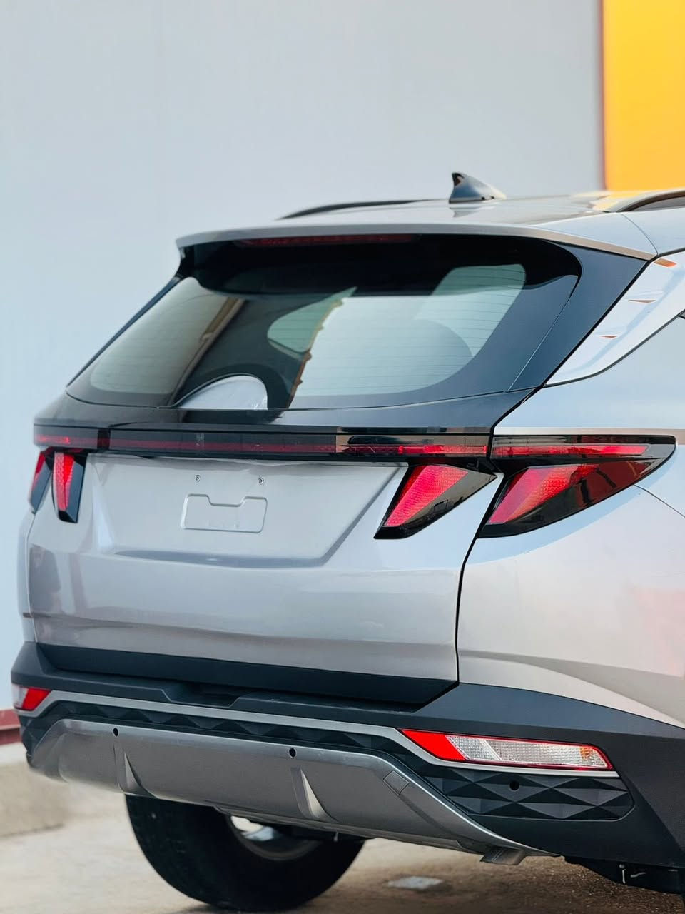 السلام عليكم
للبيع 

توسان موديل 2024  وارد امريكي رقم واسط بإسمي تحويل ثاني يوم

ماشية ٢٦ الف كم

حادث جداً بسيط قبق جنطة فقط الباقي كله مكفول وع البلاد
   مواصفات Sel 

مكينة 2500 تنفس طبيعي سمارت 

بصمة تشغيل + تشغيل عن بعد + الابواب بصمة + رادار امامي - خلفي -جانبي 

تبريد قطعتين + تحكمات استيرن وكروز سرعه _ شاشة - كامرا خلفية دواره 

تدفئه كشنات -  

اشاير مري - تحديد مسار قيادة أليه 

انظمة قيادة . فور ويل اطفاء ذاتي

اوتو هولد

 . وباقي المواصفات معروفة . السيارة جاهزه وحلوه جديده 

تبريد راديترات مروحه كلهن بوضع الشركة بلاديات 

دواخل شواصي لغود مكفولة وشرط الفحص والسونار ابيع 

حجر البيئه بلادي 

رادار بلادي 

ذي قار/الرفاعي

واتساب متوفر او الاتصال عالرقم ***********
فيديو الحادث موجود بالمنشور

السعر ١٩٥ 💲
