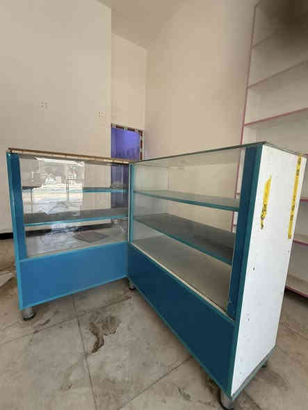 عارضات عدد 2و فاترينة عدد 1للبيع و عارضة اليودة و عارضة مناظر بيع شلع السعر السعر 250مكاني بغداد الغزالية رقم ***********و بيهن مجال
