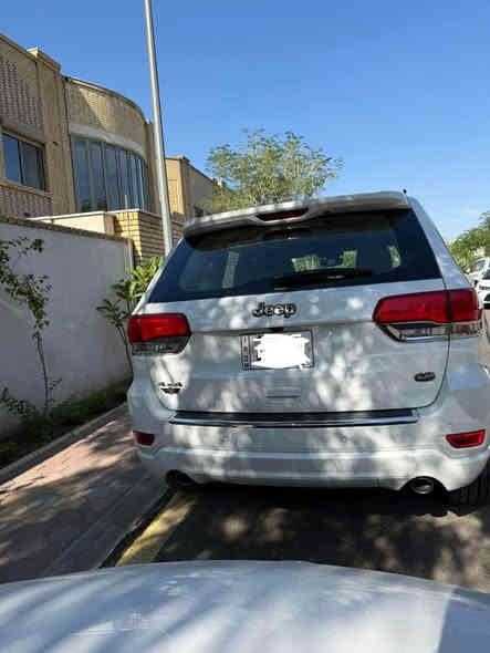 للبيع جيب شيروكي اوفرلاند 2020 خليجي مكفوله كفاله عامه
وكاله هارلم
ماشيه ٣٥ ألف كيلومتر 
مكفوله فقط رصعه خفيفه بالبنيد موضح بالصور
اوفرلاند جكات 
مواصفاتها معروفه

المحرك V6 سعة ‎3.6 لتر ينتج حوالي 295
حصان وعزم 260 lb-ft. 

5 راكب
• ناقل حركة أوتوماتيكي 8 سرعات￼
• نظام دفع دفع رباعي 4×4

فتحة سقف سلايد

نظام تعليق هوائي (Quadra-Lift air suspension) + نظام إدارة التضاريس (Selec-Terrain) — يساعد على قيادة مريحة سواء على الطرق العادية أو الوعرة.

السياره بدون نقص جاهزة من كلشي
نظافه مثل الصور مال بيت السياره

سعر 34,300$ دولار وبيها مجال للشراي
📍مكانها بغداد حي العدل

واتساب *********** بغداد
