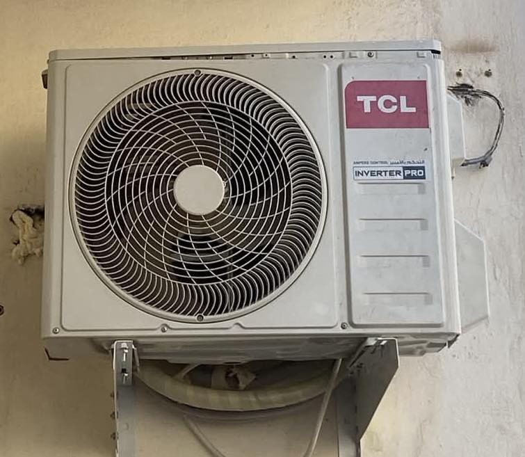 السلام عليكم شباب للبيع للبيع مستعمل نظيف جداً
جهاز سبلت ٢٠٢٥انفيرتر ماركة  Tcl حجم ١ طن الوحدة الخارجية الكمبريسر شغال بي صوت عالي ويبرد والكارت الخارجي عاطل قابل للإصلاح. الغاز داخل الوحدة . البوري الاصلي مع الجهاز.
العنوان : دورة البوعيثة.
الفتح على المشتري.
التواصل مع صاحب الجهاز : ‭٠٧٧٠ ٠٠١ ٩٨٨١‬ / ابو محمد
