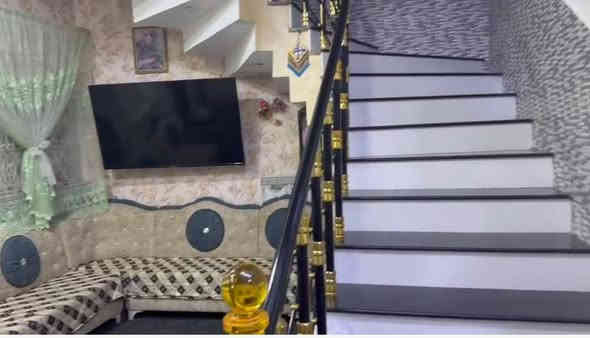 سلام عليكم بيت البيع مساحت دار معا ديوان 300 البيت يحتوي ع حديقه و ديوان و حمامات خارجيه البيت من داخل يحتوي ع استقبال و مطبخ و صاله و صحيات دخليه و قرفتين / طابق ثاني يحتوي ع صاله و قرفتين و صحيات طابو زراعي وكاله بسم موقع دار بصره ابو الخصيب يوسفان شارع مجمع سياب  المشتري مكلف بنشر استفسار *********** واتساب او اتصال سعر 270 قابل التفاوض
