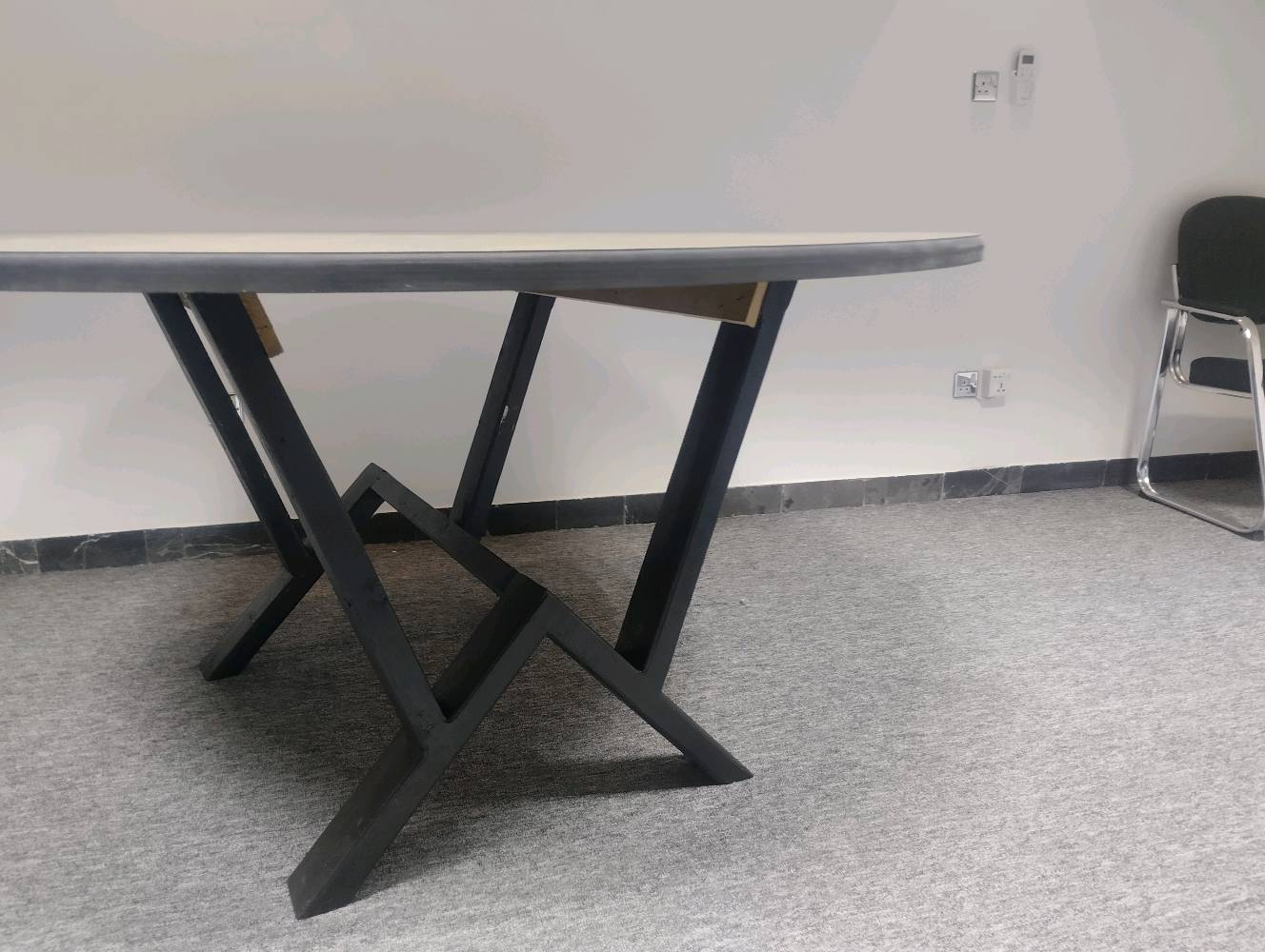 ميز اجتماعات 
ميز مكاتب عدد 2
كراسي مكاتب عدد 2
العنوان المنصور البيجيه قرب بوابه المنصور ستي