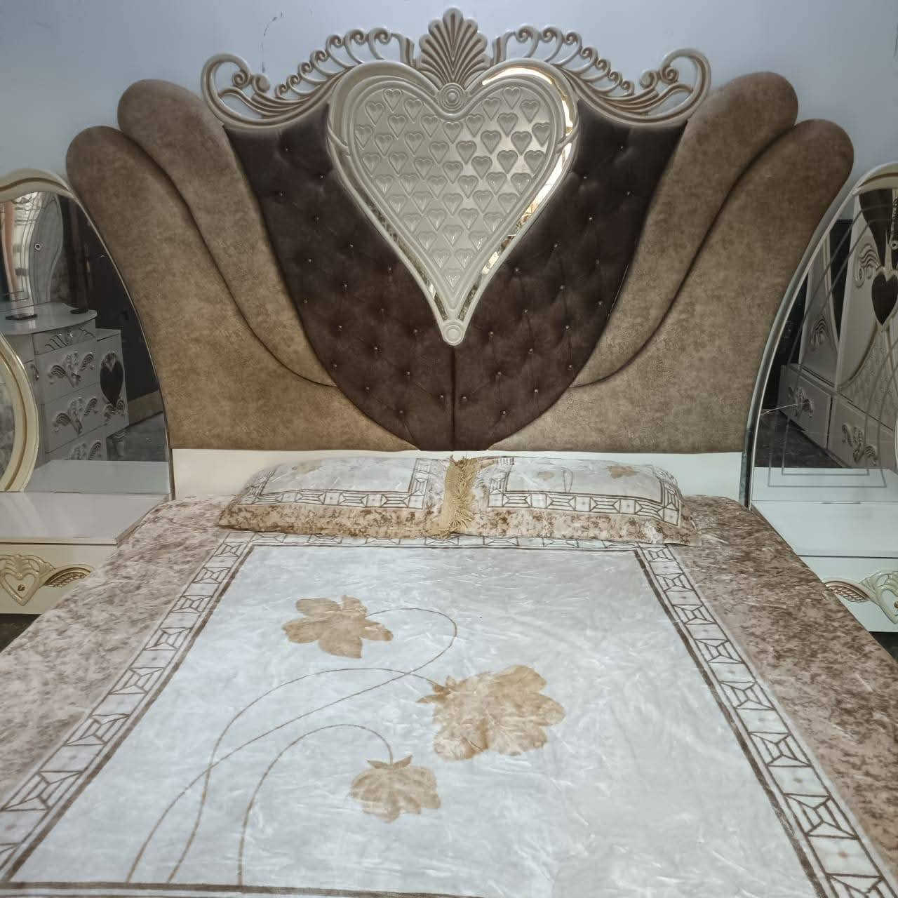 سلام عليكم غرفه 9  قطع  خت جديده  650  وبيه مجال  اذا مو شراي لا تجي ولا تعبني  غرفه حلوه مرتبه بلعافيه ع ياخذه اتصلو صاحب الغرفه ***********
