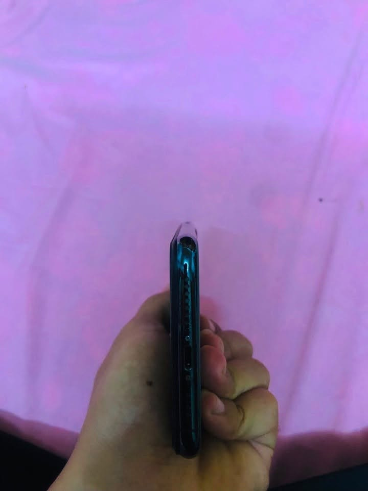السلام عليكم آيفون ١١برو ماكس لون زيتوني نسبت نضافت الجهاز ٩٥/١٠٠. مبدل بطاريه اصليه وشاشه بيها فقط النقطه البيضه الصغيره موجوده بتصوير. الباقي كله شغال شرط للبيع أو المراوس السعر ٢٢٥وبي مجال   راسلني واتساب أو علق أطبلك خاص ***********

