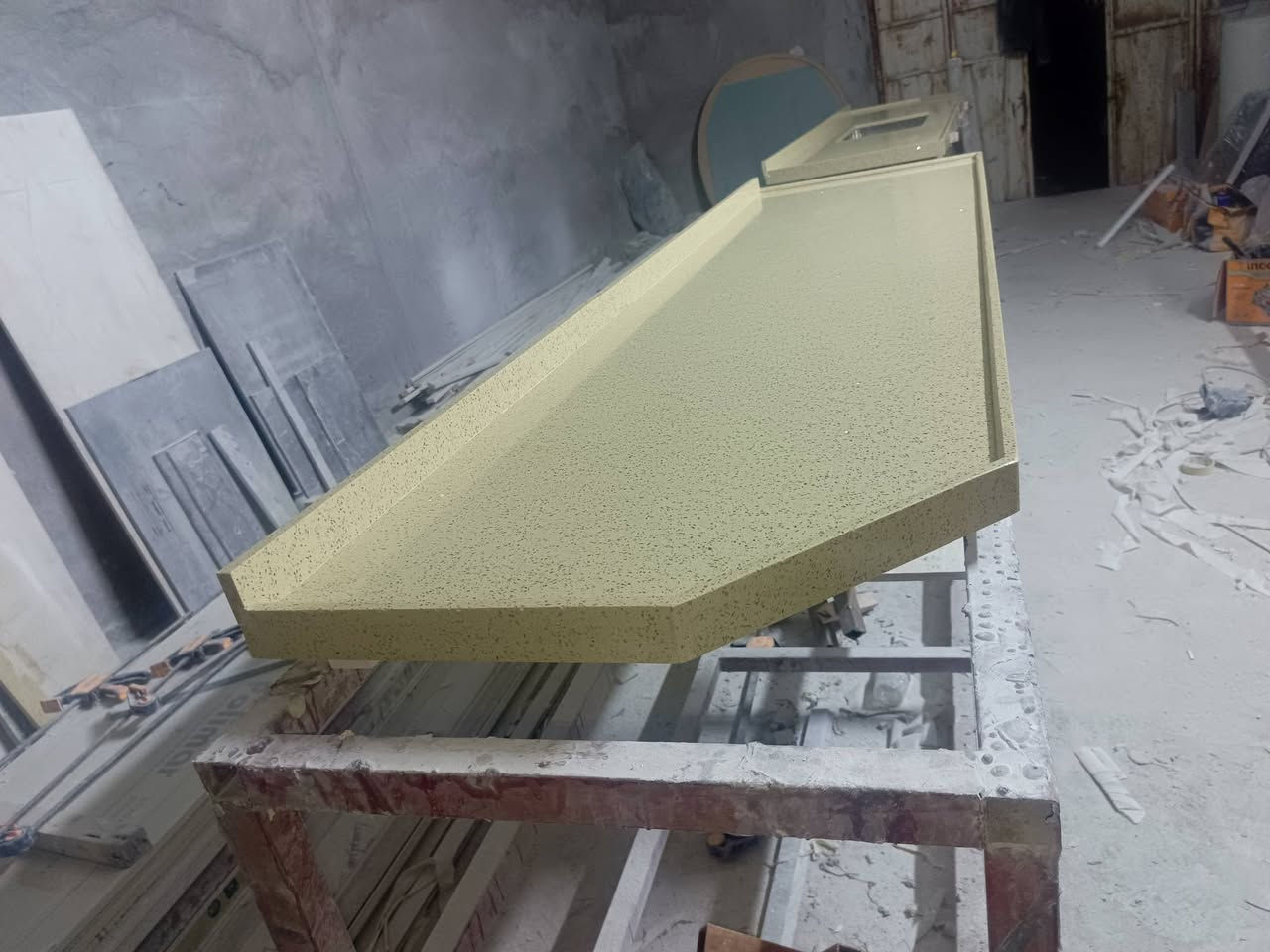 كوارتز ستندر كريمي 
سعر المتر 55 دولار غير شامل الحوض 
للاستفسار الاتصال على الرقم ***********
