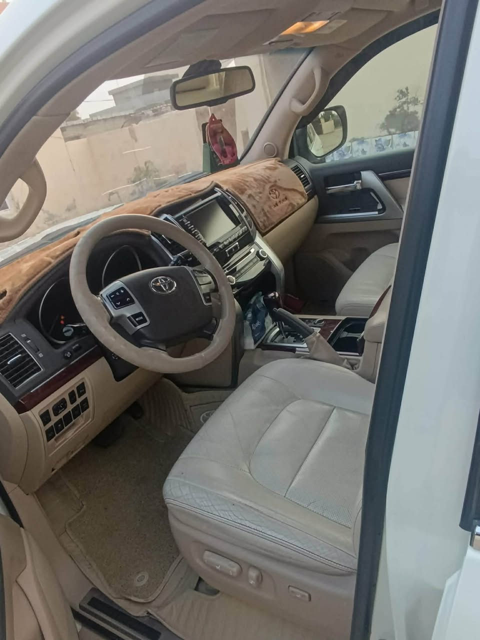 السلام عليكم
((للبيع ))
تويوتا ••• لاندكروز 
موديل •••   2015      
VX.R V8  5.7     
مواصفات لكزز
رقم السليمانية 
السياره مكفولة 
_فتحه
_كراسي جلد
_كراسي كهرباء 
_شاشات خلفيه بلاديه
_تشغيل عن بعد 
_تبريد كشنات
_كامرات خلفيه واماميه 
_مرايات شفط 
_حساس خلفي وامامي 
_بصمات أبواب
مكفوله من الصبغ والضرر
للاستفسار اكثر***********
