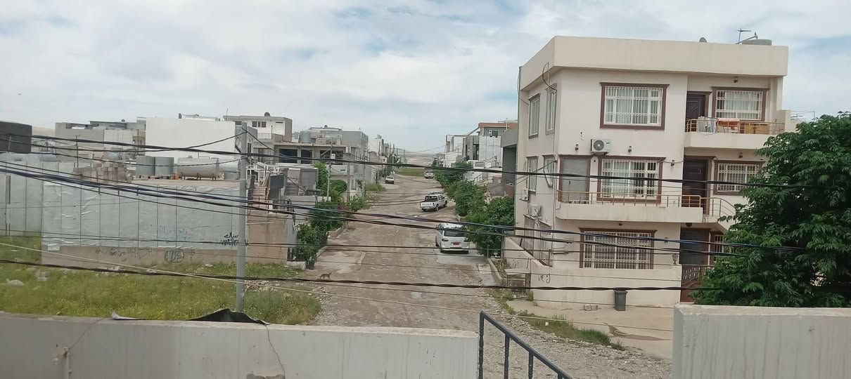 ئەم خانووە بۆ فرۆشتن لە بەکرەجۆ
ڕووبەری خانووەکە 100 مەتری 10 بە 10 یە
لەسەرجادەی 15 یە و بەرامبەر فەرعە
هەموو خەدەماتێکی بۆ کراوە 
خانووەکە پێکهاتووە لە دوو قات 
قاتی یەکەم بریتیە لە میوان و مەتبەخ و دوو نوستن و موشتەمەلات
قاتی دووەم بریتیە لە باڵکۆنێک و میوان ومەتبەخ و نوستن وموشتەمەلات و هەورەبانێک
نرخی ئە خانووە 6 دەفتەر و نیوو معامەلەیە
بۆ زانیاری  زیاتر پەیوەندی بکەن بە نووسینگەی نوێ بوونەوە
***********
