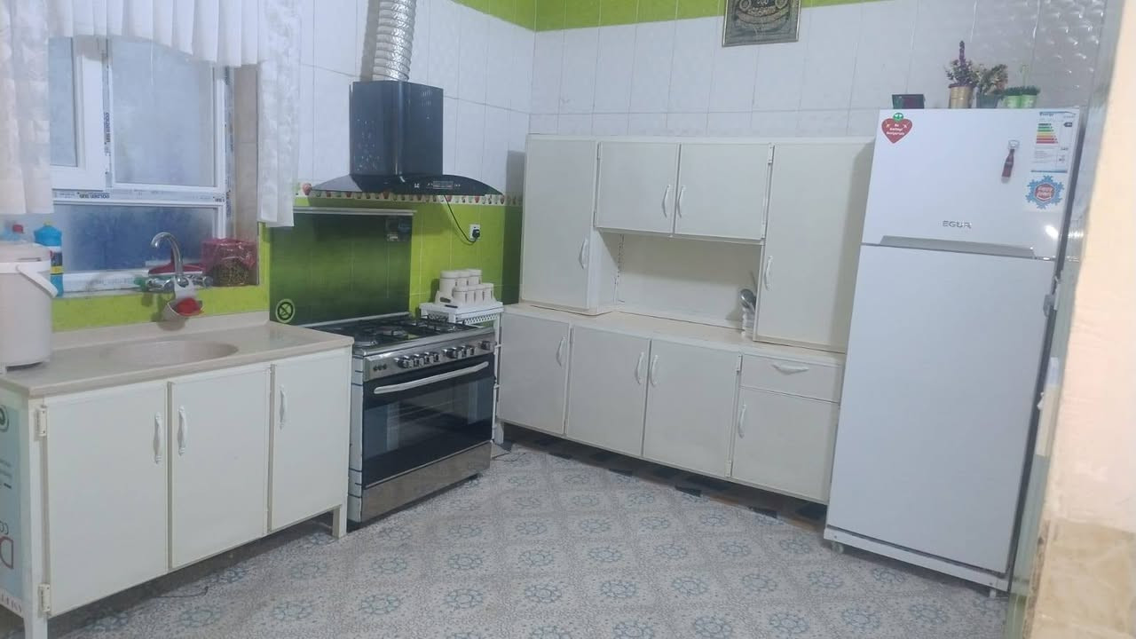 نرخی : 3 دەفتەر ومەعمەله 
ناونیشان : کەلار- گازینۆی ئازادی 
ڕووبەری: 100 مە تر دووقات 
دەرەجی خارجی وبۆ دووماڵی جیاواز دەبێت 
***********
***********
