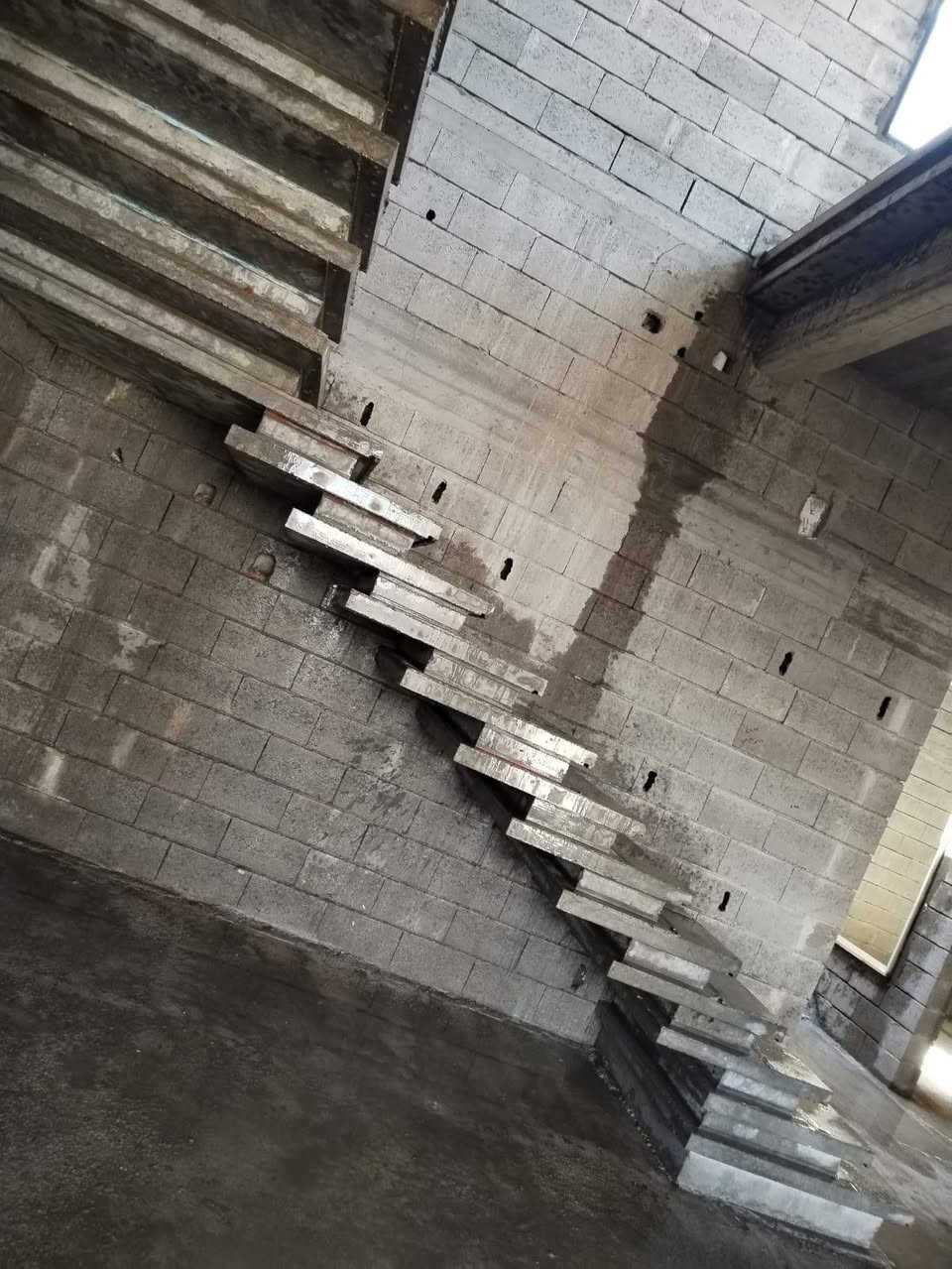 🔨 هذا جزء من أعمالنه 🔨
نجارة القوالب المسلحة (السقوف والرباطات والأدراج)
هل تريد سقف بيتك بميزان ليزر ودقة هندسية عالية؟ هل تريد رباطات هندسية مضبوطة وفق المخططات؟
نحن كادر متخصص في تنفيذ: ✅ السقوف المسلحة بكافة أنواعها
✅ الرباطات والجسور الخرسانية
✅ الأدراج (الدرج) بجميع أنواعها وأشكالها
✅ تسليح وربط حديد التسليح وفق المواصفات الهندسية
✅ أعمال الشدات الخشبية للقوالب المسلحة
نضمن لكم: ✔️ نظافة القالب ودقة التنفيذ
✔️ قوة الشدة ومتانة العمل
✔️ السرعة في الإنجاز مع الإتقان
✔️ الأمانة والالتزام بالمواصفات الهندسية
خبرة وجودة ودقة في التنفيذ... وثقتكم هي رأس مالنا.
📍 العنوان: طوزخورماتو
👷 الأسطة: برهان مصطفى
📞 للاستفسار: ***********
سقف - رباط - درج - تسليح حديد هندسي
نعمل داخل طوزخورماتو والمناطق المجاورة.
