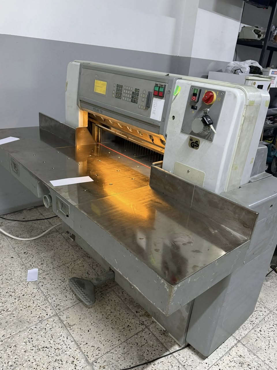 السلام عليكم، 
مقص بولر 78E للبيع، وارد سويسري و ابد ما مشتغل في العراق، المقص نظيف جداً تجي تفحص بيدك و بعدين تاخذة. 

✅سكينة اضافية تجي معاها و كامل عدتها. 
✅الموديل: 1996
✅القياس: 78 

مكاني زاخو: ***********
