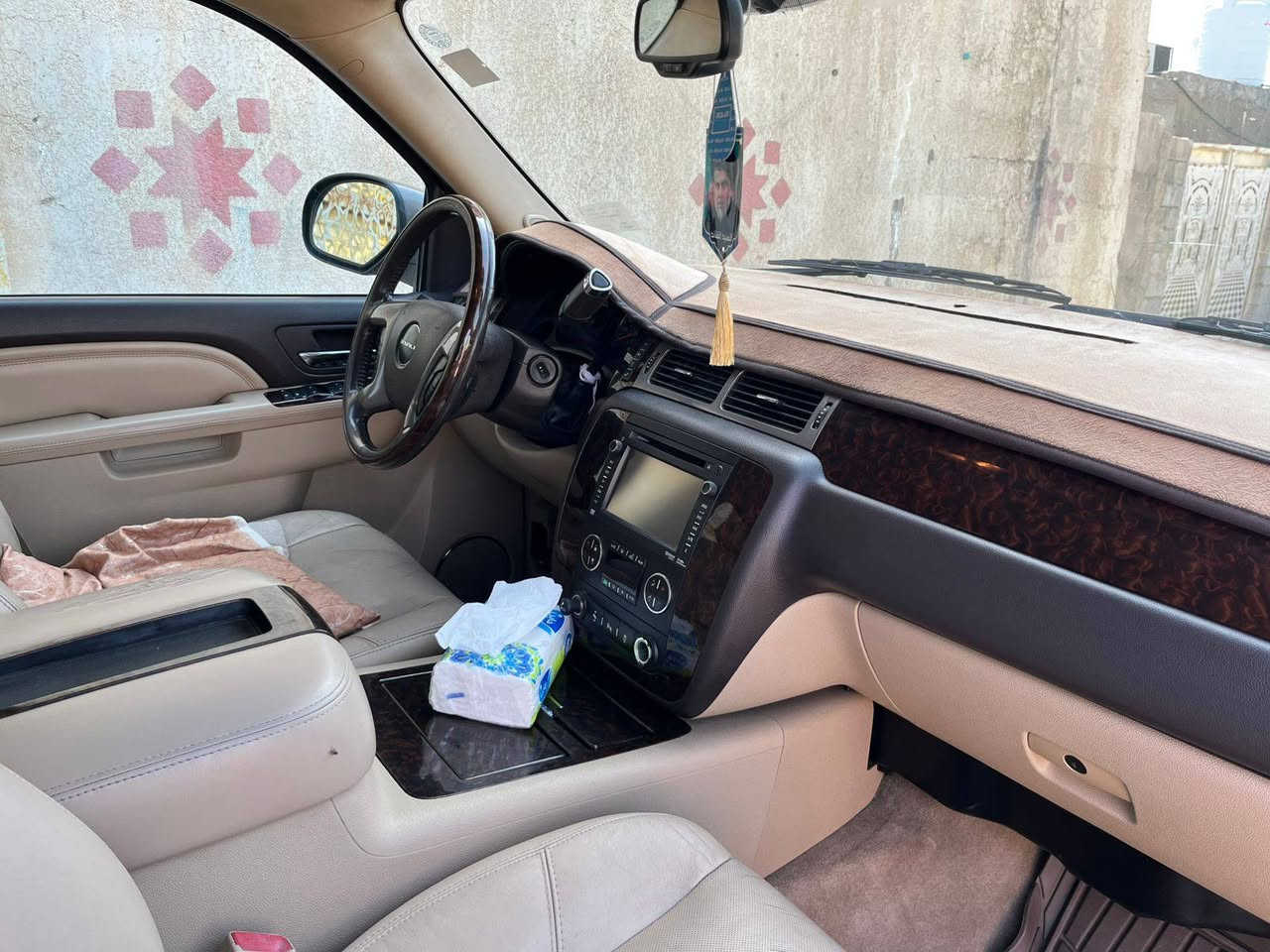 السلام عليكم من رخصته الادمن يوكن مديل 2012    رقم بغداد معاملتهه كامله مال رقم انكليزي صاعده هزه بسمي يعني انه احولك مباشر لون مميز السيارة  فول مواصفات  فتحه  تنده  شاشتين شاشه اماميه وشاشه خلفيه  بعد بيهه هواي مواصفات ومعروفه الفول تخم تاير جديد كفاله عام من كلشي حت الدعاميات مكفوله السيارة مال بيت استخدام شخصي ماتصرف عليهه ربع دينار السعر المطلوب 240 وبيهه مجال بصيط حك الجيه وانه بلخدمه مامتواجد على النت انه مكلف بنشر هاذ رقم راعيه ***********
