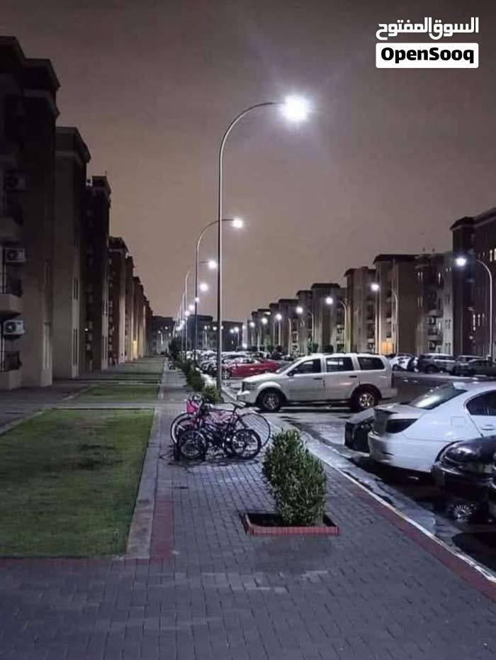 شقه حديثه و مؤثثه للايجار  تقع في مجمع الرقابه الماليه على سريع الغزاليه تبعد عن ساحة اللقاء 10 دقايق 
الشقه في الطابق الاول واجهة شماليه شرقيه (بارده وبعيده عن الشمس)
مكونه من 
غرفه سويت + غرفه + حمام + استقبال + مطبخ + بالكونه
تحتوي على 
1. سبلت غرفة نوم انفيرت
2. سبلت استقبال انفيرتر
3. طاوله طعام مع 6 كراسي
4. تخم قنفات 7 مقاعد 
5.بردات 
6.كاونتر مطبخ 
7.حمام عدد 2 متكامل 
8.غرفة نوم حديثه  مكونه من 11 قطعه 
9. زولية
10. سخان ماء
الشقه نضيفه جدا مثل ما موضح بالفيديو 
المجمع بيه نضام سكيورتي يعني مستحيل احد يدخل للمجمع بدون موافقتك 
الممرات تنغسل بشكل يومي 
الجيران جداً هادئين وما تسمعلهم صوت 
يتوفر مصعد في العماره 
كل طابق يحتوي على غرفه لرمي النفايات و المخلفات 
يوجد مكان لوقوف السياره امام العماره 
خدمة توصيل الماء دبة  17 لتر توصلك لباب شقتك ب 750 دينار 
مطلوب عائلة من شخصين فقط بدون اطفال او متزوجين حديثاً
يملك شهاده جامعيه مع تأيد او هويه نقابه (هذي شروط من مالك الشقه و المجمع نفسة 🌷)
سعر الايجار 725,000 لا تشمل الخدمات (75 الف)

باقي التفاصيل اتواصل ويايه عله الواتساب
*********** او ***********6
