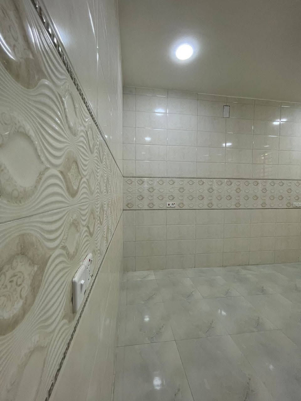 سلام عليكم بيت اللايجار المساحة 150 متر يحتوي على 3 غرف نوم صالة مطبخ وصحيات البناء 2023 محتاج عائلة تكون تحافض على البيت بي ماطور وتانكيات وسخان ايجارة 450 مكانة الدورة بشارع ابو طيارة اسوي عقد ويا المأجر المدة 5 سنوات الاستفسار اكثر وتساب (***********) ماريد دلال يخابرني يكلي عندي موأجر يأجرة ب600 محتاج عائلة فقط تحافض على بيت
