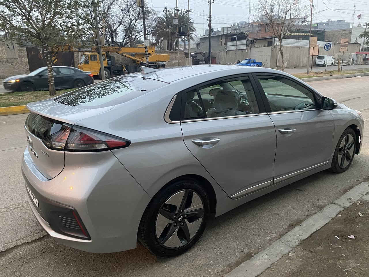 🚗 للبيع: هيونداي آيونك (Hyundai Ioniq) موديل 2022 - هايبرد بالكامل 🚗
✨ أبرز مواصفات الفول كامل (Full Options) للسيارة:
تأتي السيارة بأعلى حزمة مواصفات من الشركة، وتشمل:
 منظومة الهايبرد: محرك اقتصادي جداً يجمع بين البنزين والكهرباء مع تسارع ممتاز وعزل صوتي رائع.
 السيستم الأمني وأنظمة القيادة:
 نظام الرادار الأمامي وتحديد المسار (LKA) مع تنبيه تصادم.
 رادار النقطة العمياء (Blind Spot) في المرايا الجانبية.
 حساسات خلفية وأمامية مع كاميرا رجوع عالية الدقة.
 نظام القيادة الذاتية المؤقت ومثبت السرعة الذكي (Smart Cruise Control).
 التصميم الخارجي:
 إضاءة أمامية وخلفية Full LED بتصميم حديث.
 فتحة سقف كهربائية.
 ويل كروم مميز حجم ١٦ إنش (حسب الفئة الإقليمية) بتصميم انسيابي لتقليل مقاومة الهواء.
 الراحة والرفاهية من الداخل:
 شاشة عرض كبيرة تدعم Apple CarPlay و Android Auto مع نظام ملاحة متطور.
 نظام صوتي فاخر (Premium Sound System) لنقاء صوت عالي.
 كراسي جلد فاخرة (تحكم كهربائي مع ذاكرة لخزن وضعية الجلوس).
 نظام تدفئة للكراسي الأمامية، 
 شاحن لاسلكي ذكي للهواتف المحمولة.
 نظام تكييف أوتوماتيكي مزدوج المناطق (Dual Zone) مع فتحات تهوية خلفية.
 التشغيل والتحكم:
 بصمة تشغيل وبصمة أبواب.
 
وارد امريكي الضرر جاملغ امامي بدون دواخل وبدون ايرباك
السعر. 12000$  120 ورقه بيهه مجال 
📞 للتواصل والاستفسار:

📱 ***********
