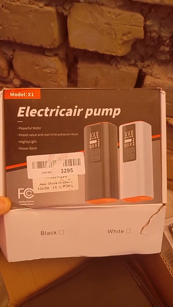هذا المنتج هو مضخة هواء كهربائية محمولة (Electric air pump) من الموديل X1.
أهم المواصفات المكتوبة على العلبة:

محرك قوي لتضخيم الإطارات بسرعة.

شاشة رقمية تعرض الضغط الحالي والضغط المطلوب مسبقاً.

إضاءة مدمجة (Mighty Light) للاستخدام الليلي وفي حالات الطوارئ.

بنك طاقة (Power Bank) مدمج لشحن الهواتف والأجهزة الذكية.

إذا كنت ترغب في معرفة المزيد، يمكنني مساعدتك في:

معرفة طريقة تشغيل واستخدام هذه المضخة.

معرفة أنواع الإطارات المتوافقة معها (سيارات، دراجات، كرات).
السعر 35


**إذا كنت صاحب هذا الإعلان وتريد حذفه لأي سبب، رجاءا أرسل رسالة إلى الدعم الفني**