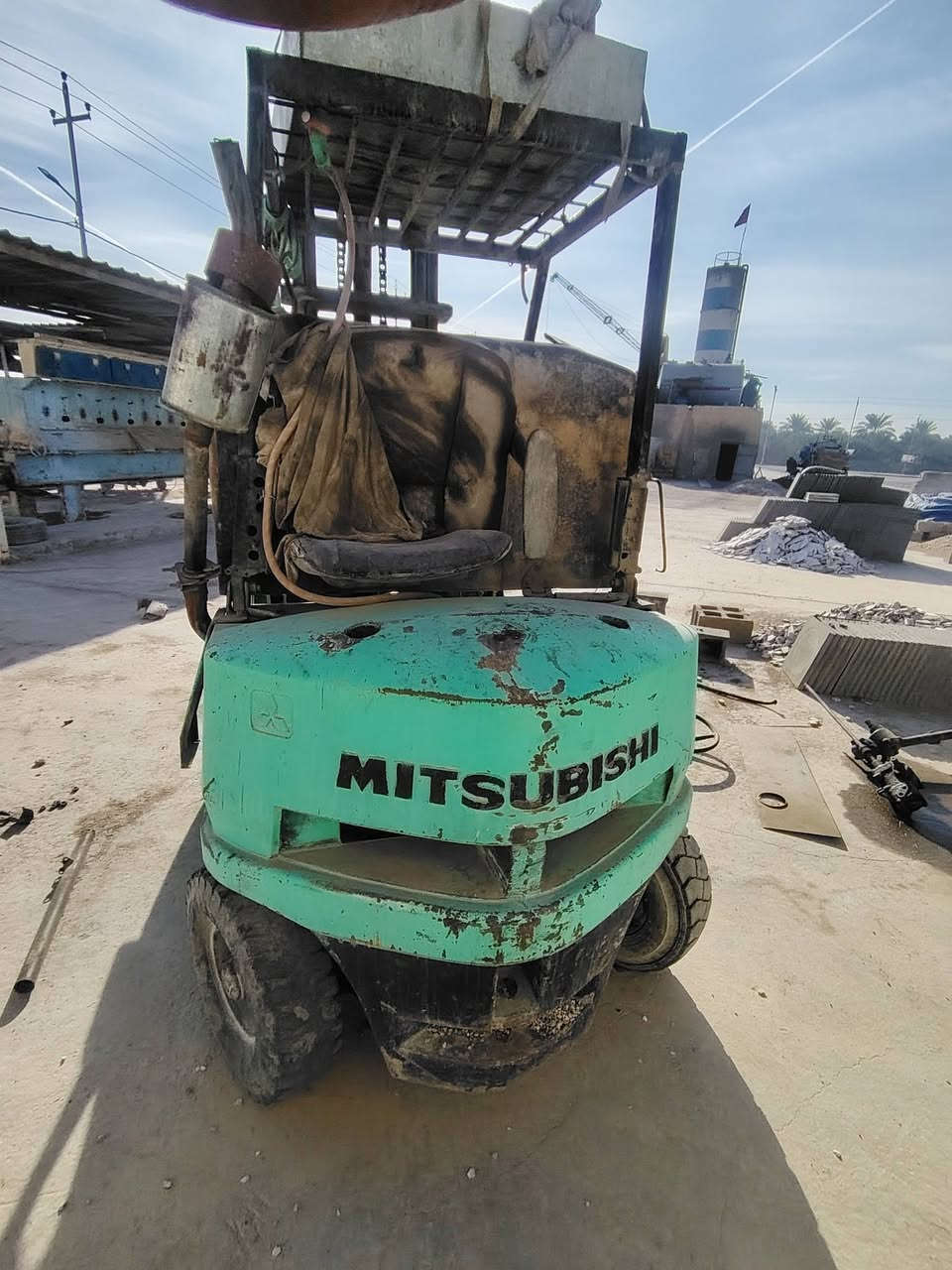 السلام عليكم رافعه شوكيه للبيع كامله مابيه اي نقص بدون لوحات محرك وكير كامله مكانها واسط الصويره للاتصال ***********
