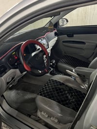 اكسنت موديل 2006 ماشيه150 الف سياره مال جني عل ايدنه  بيه تخم تاير جدي...