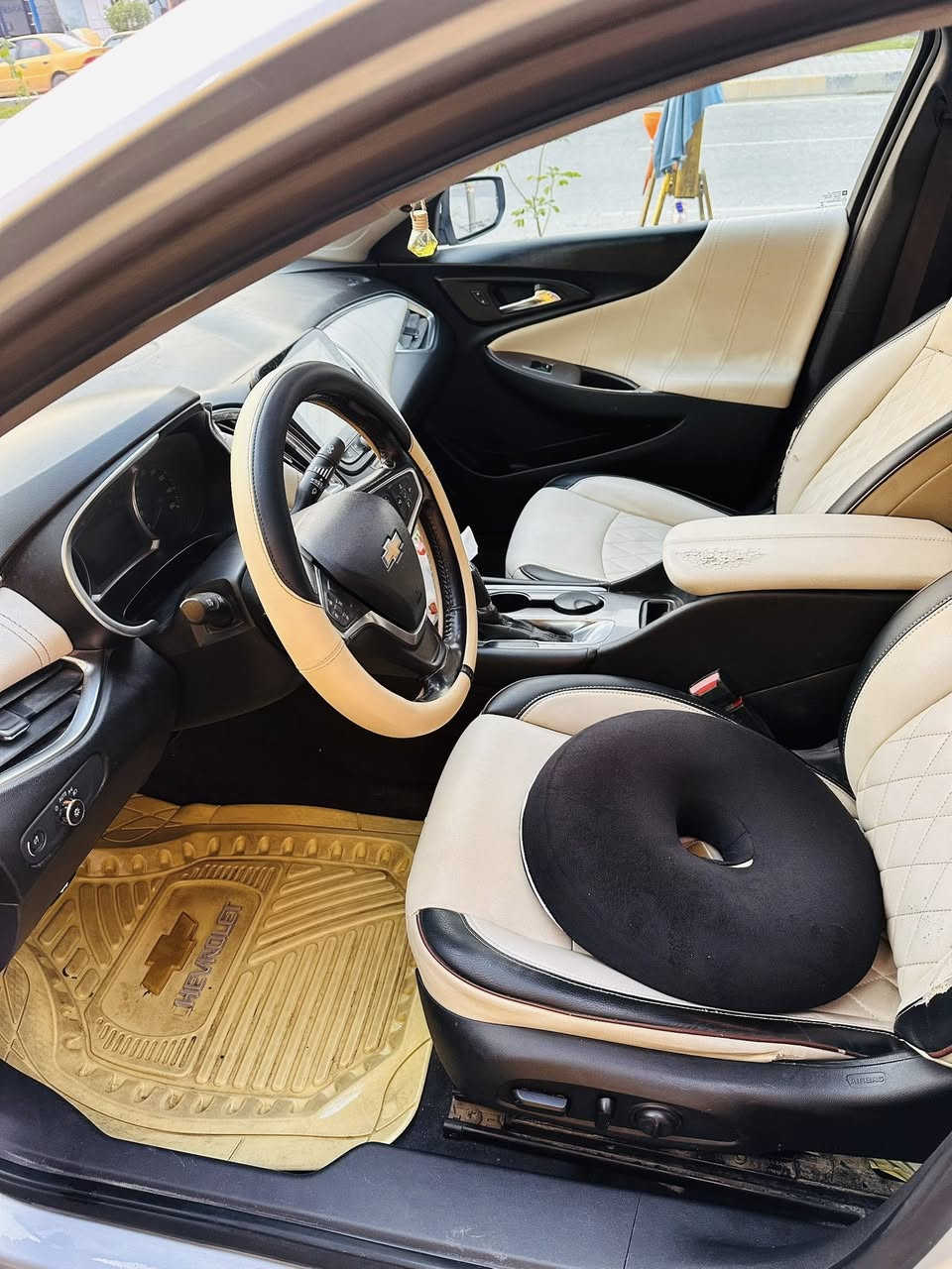 متحصل هيج نضافة وسعر بكل العراق

شفروليه ماليبو (2018)

لون سلفر
دواخل لونين أسود وبيجي
ماشيه 122000 ميل

الحادث
جاملغ السائق بيه ضربة خفيفة موضحة بالصورة
صبغ جاملغ أمامي عدد 2
دعامية أمامية

المواصفات
كرسي السائق كهرباء
تدفئة وتبريد شغال
مثبت سرعة
شاشة كبيرة تدعم أبل كاربلاي
إشارات مرايا
تخم تاير جديد
لسياره صايرتلها ادامه كامله 
تجي تشغل وتروح

المحرك والكير والشواصي مكفولات
حجم المحرك 1.5 توربو
رقم السيارة كربلاء تحويل ثاني يوم
مكان السيارة كربلاء

الـسـعـر ( 15٫750) 15 مليون و 750 الف 

مكاني: كربلاء
للاستفسار الاتصال على: ***********
