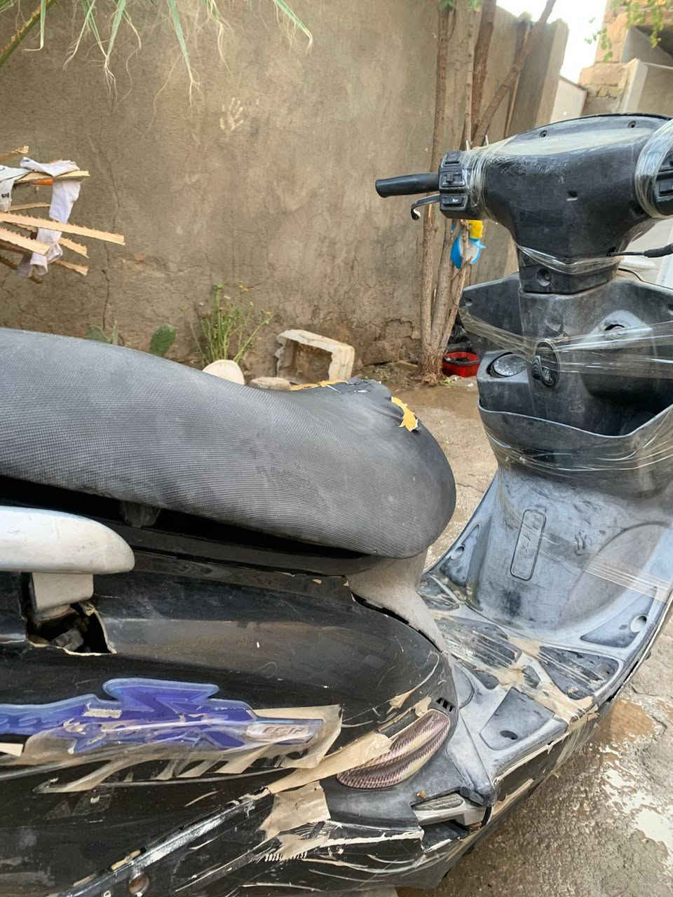 السلام عليكم دراجه نوع جي فور للبيع الدراجه   عوزها بس لواحظ  بسيطه لان صارلها 3 اشهر مامشتغله بس كلشي مابيها محتاج واريد ابيعها السعر 200 شراي بيك خير وتدلل موبايل ***********
